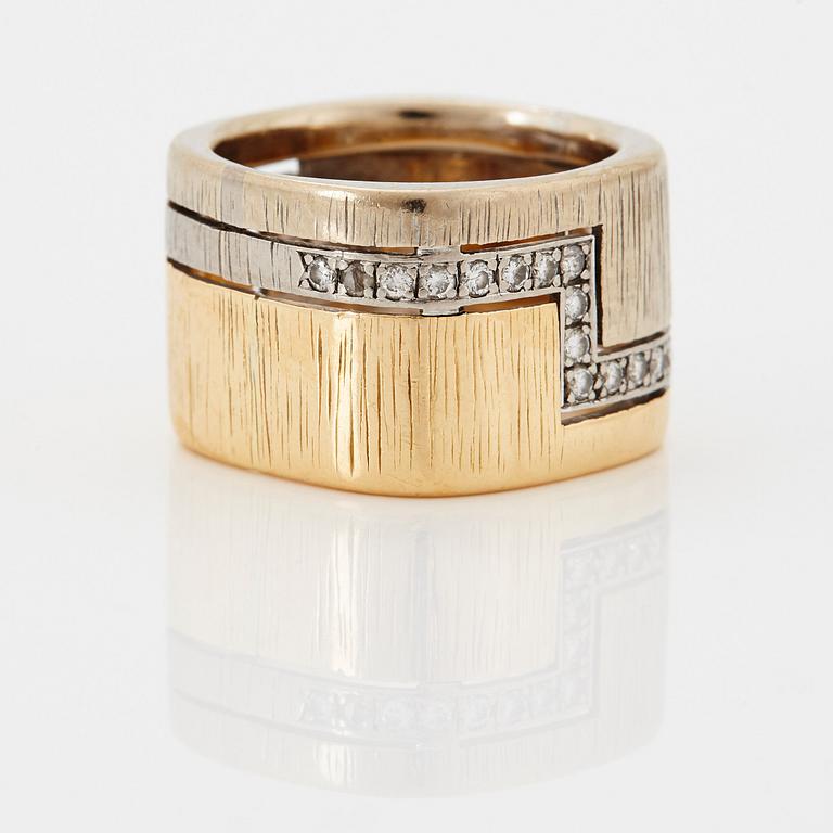 Ring 18K guld med runda briljantslipade diamanter.