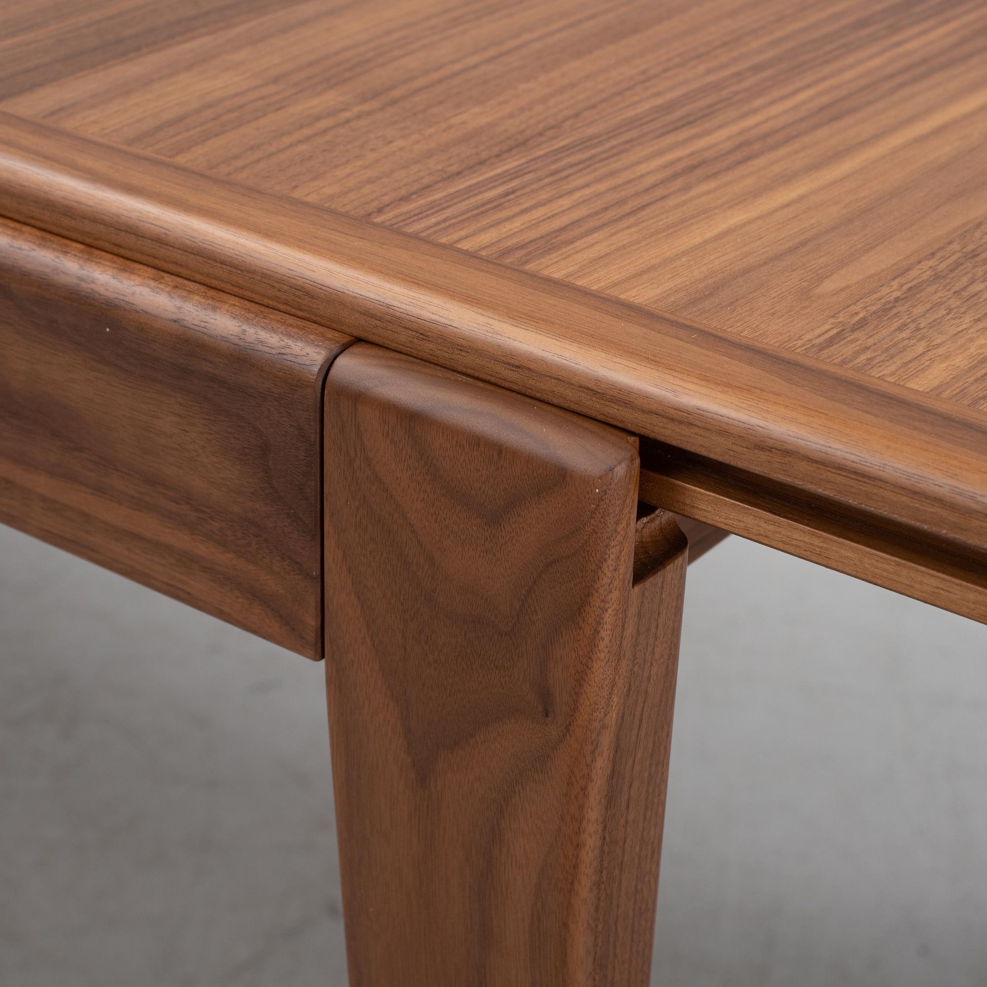 Matbord "S-table", Gubi, samtida.