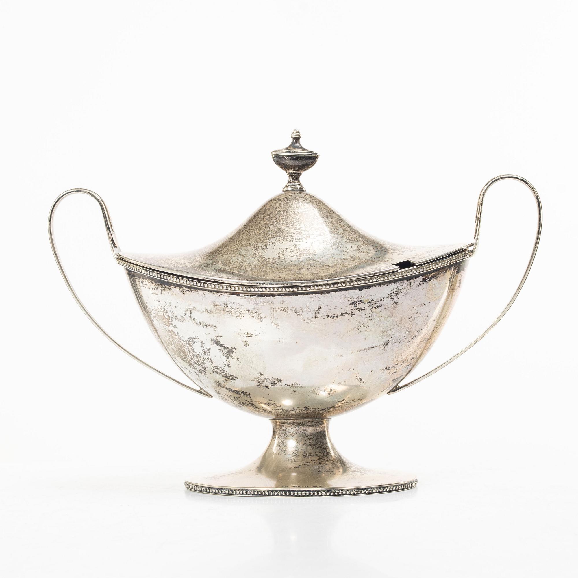 Guldsmedsaktiebolaget (GAB), Sockerskål, silver, gustaviansk stil, 1920, samt sked, MGAB, 1941.