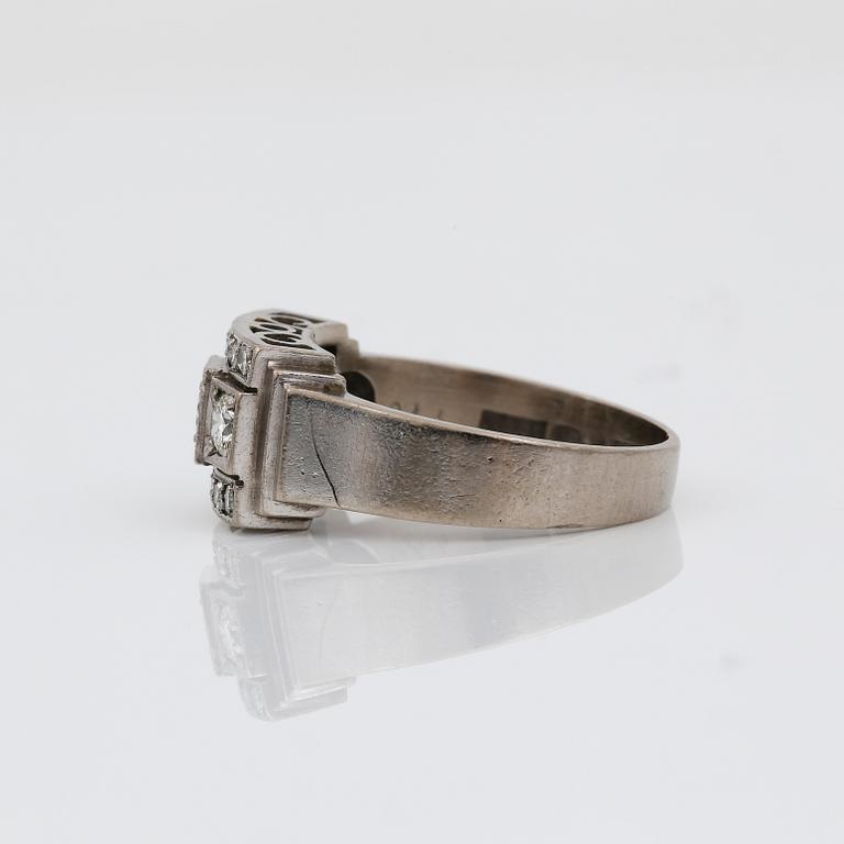 RING, 18K vitguld med olika slipade diamanter, tot ca 0,44 ct, Cesons, Göteborg, 1973. Vikt 5,23 g.