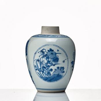 A blue and white jar, Qingdynasty, Kangxi (1662-1722).