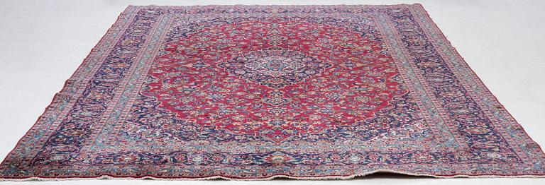 A Keshan carpet, c. 403 x 290 cm.