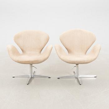 Arne Jacobsen, fåtöljer ett par "Svanen" för Fritz Hansen Danmark.