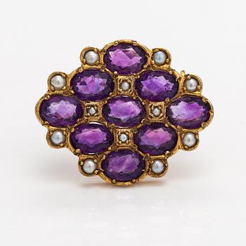 A 9K gold brooch with amethysts and cultured pearls. England.