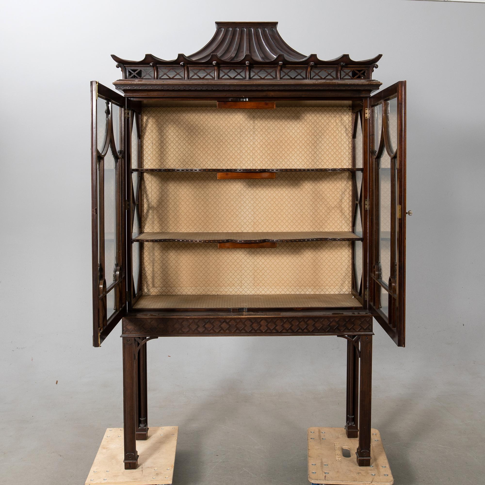 Vitrinskåp Chippendale-stil 1900-talets första hälft.