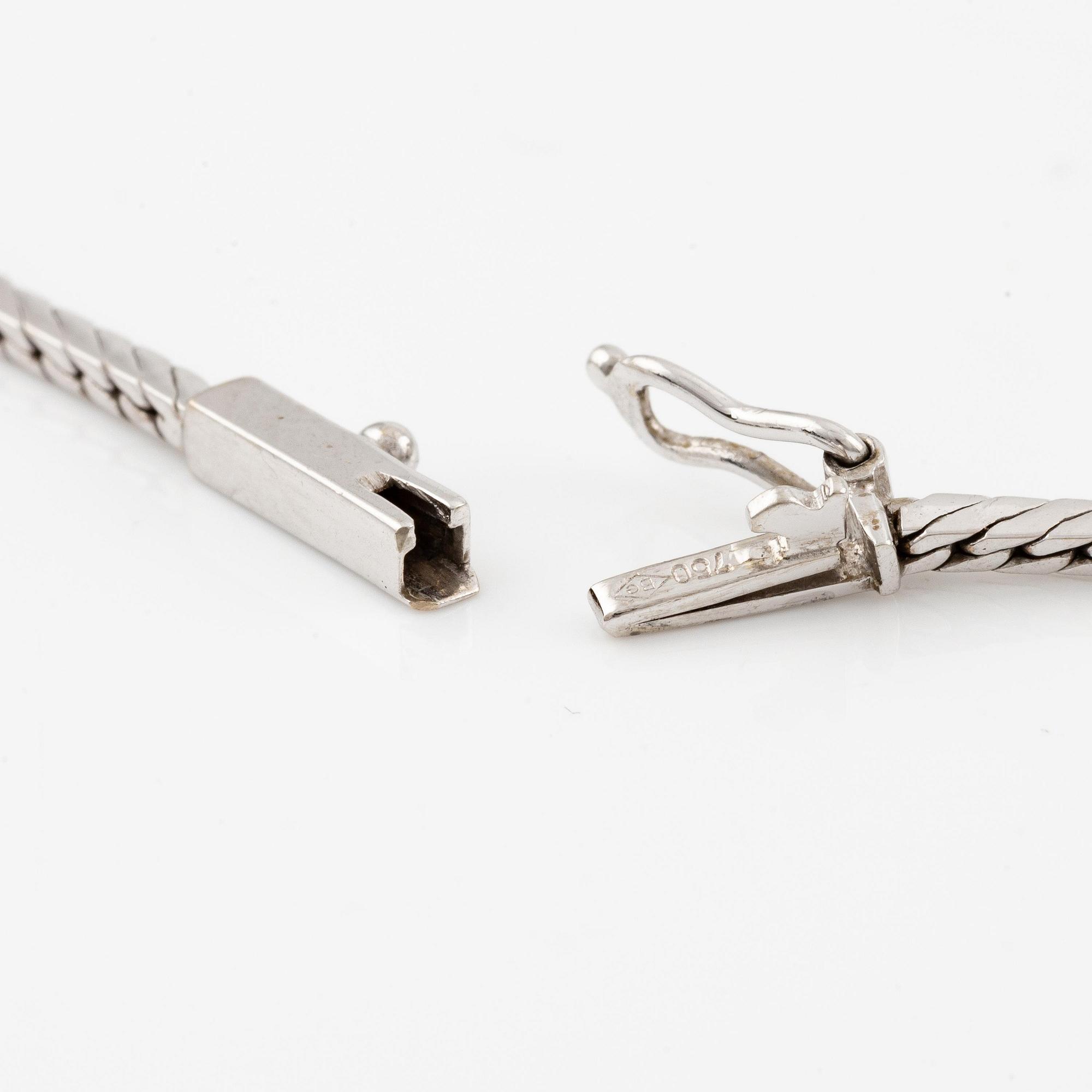 An 18K white gold necklace set with round brilliant-cut diamonds.