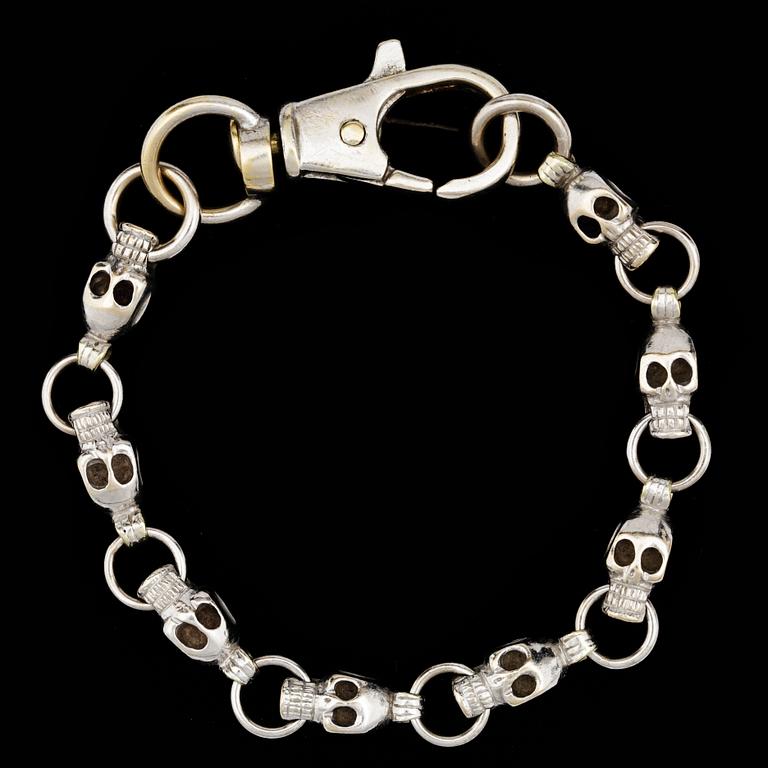 A white goldl 'skull' bracelet. Weight 37 g.