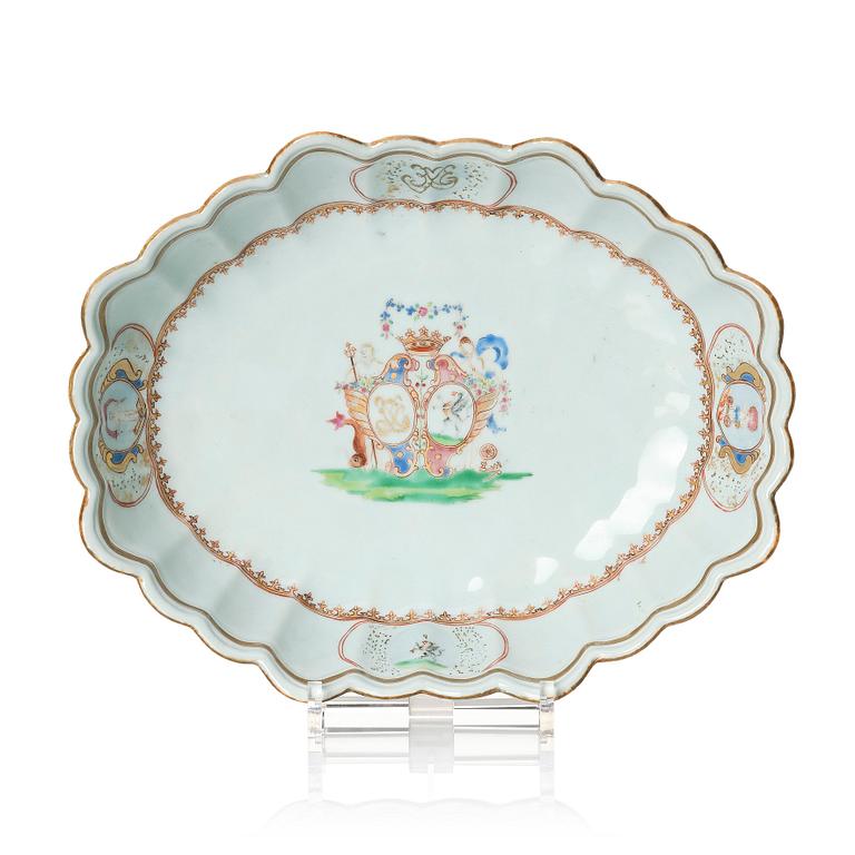 A famille rose armorial serving dish, Qing dynasty, 18th Century.