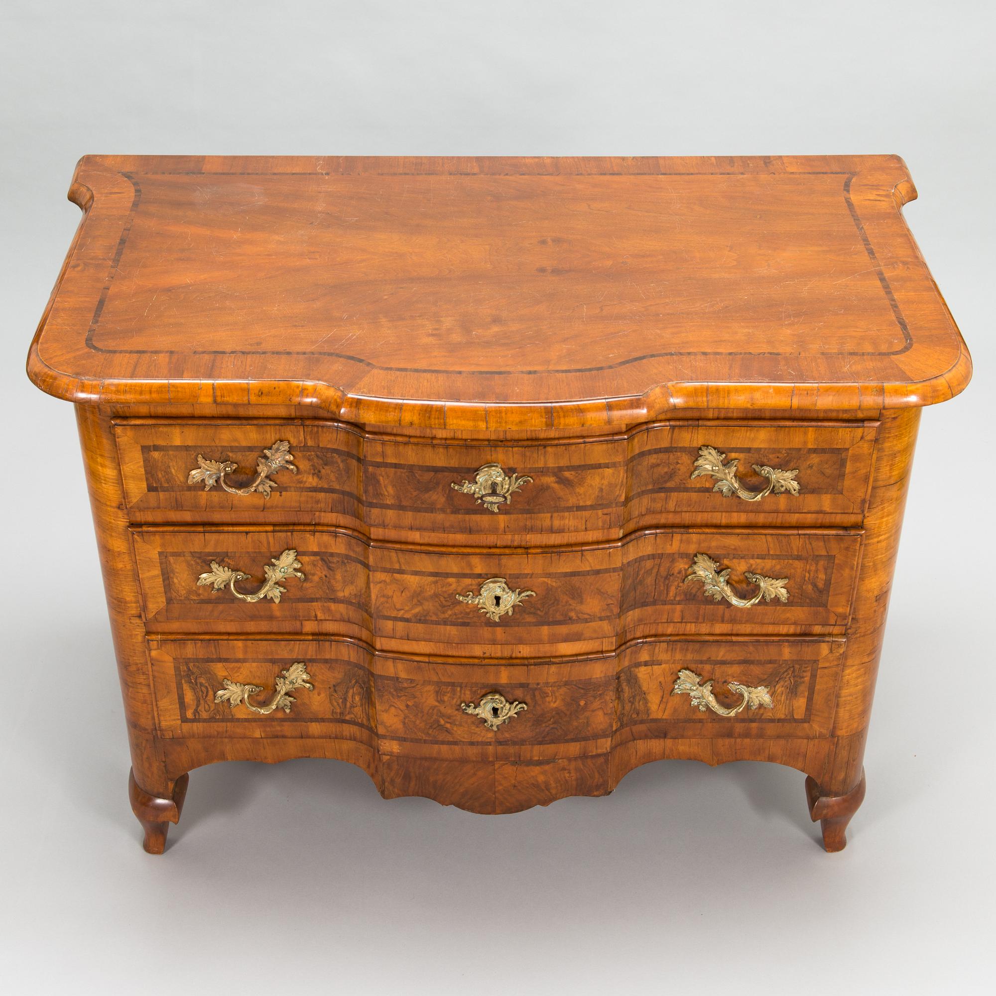 A first half of the 18th Century late Baroque chest of drawers.