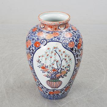 A large Japanese imari vase, 20th century.