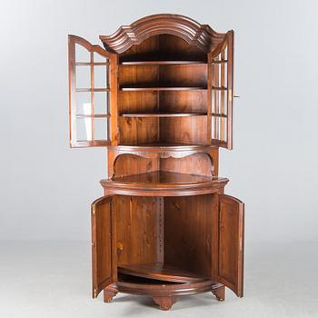 HÖRNSKÅP, ett par, rokokostil, 1900-tal, Åmells.