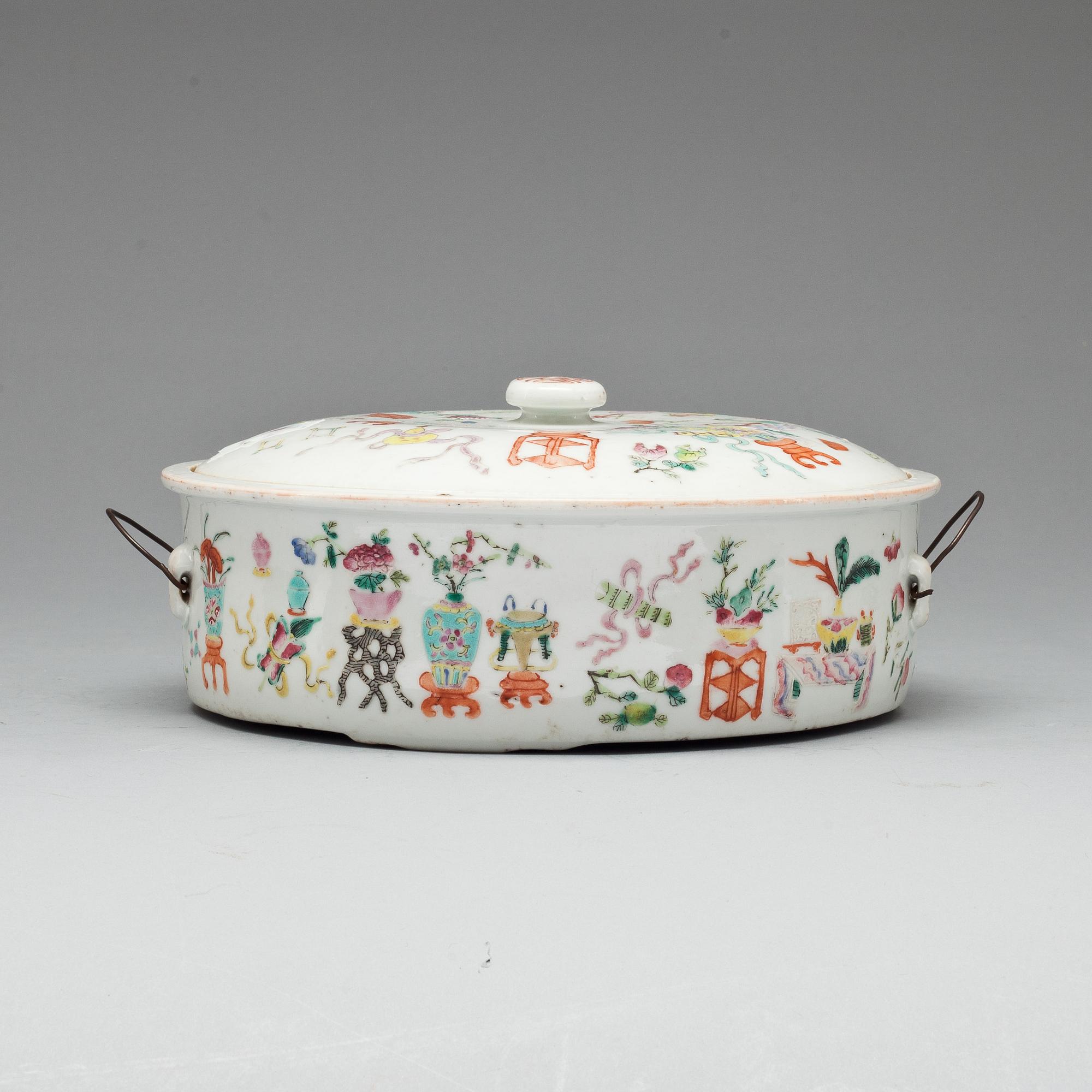 KAROTT MED LOCK, porslin, Kina, 1800-tal.