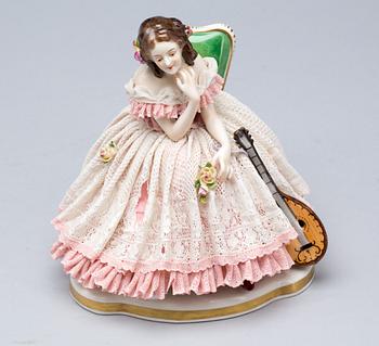 FIGURIN, porslin, "Dresden Lace-stil", Troligtvis Royal Bonn, Tyskland. 1900-talets början,