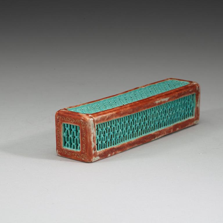 A famille rose cricket box, Qing dynasty 19th Century.