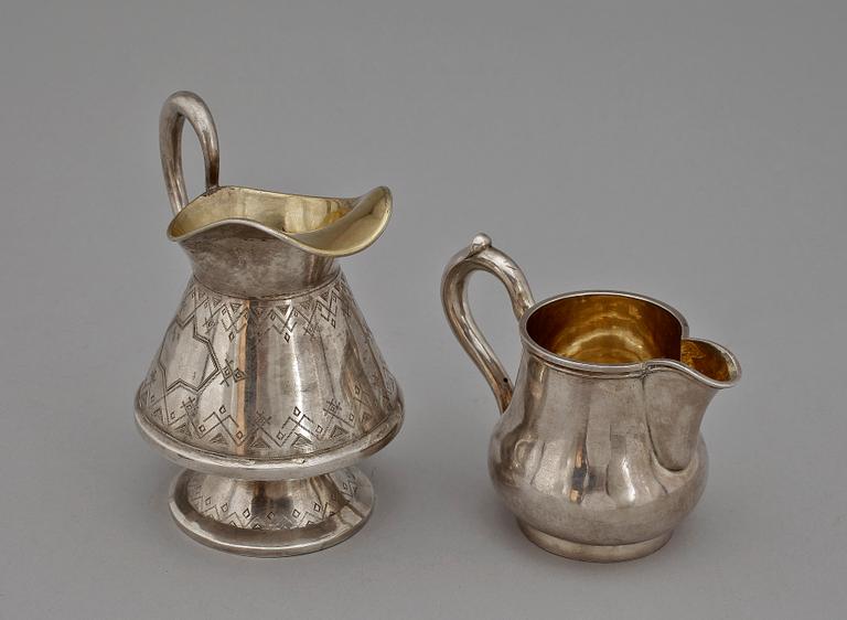 GRÄDDKANNOR, 2 st, silver, Johan Talén Helsingfors 1881. Guldsmed GAS St. Petersburg 1876, Ryssland. Vikt ca 219g.