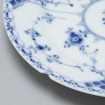 A porcelain tableware set of 92 pcs, "Musselmalet" by Royal Copenhagen, Denmark, second half of the 20th century.