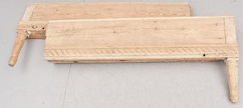 SÄNGGAVLAR, ett par, 1700-tal.