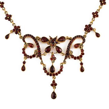COLLIER, förgyllt silver med fasettslipade granater. 1900-talets första hälft.