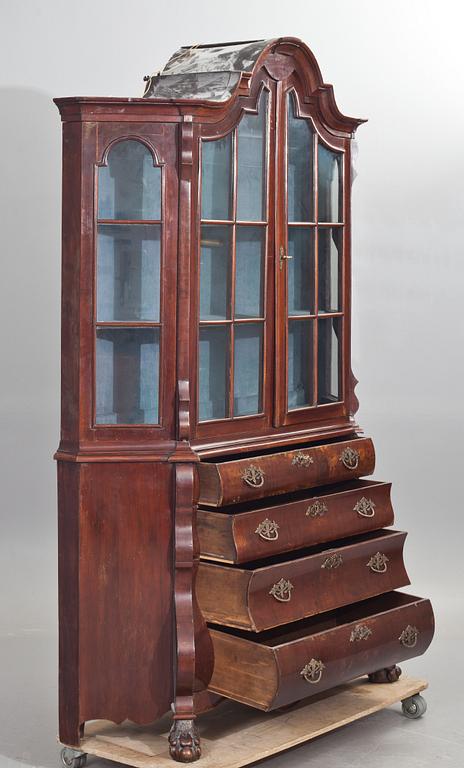VITRINSKÅP, senbarockstil, 1800-tal.