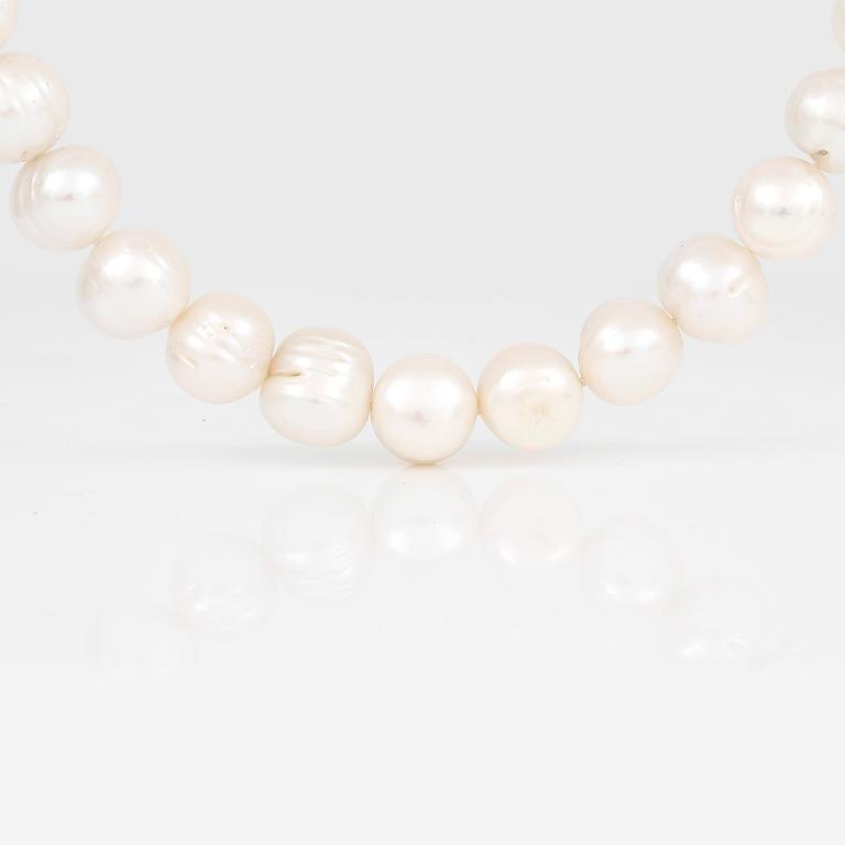 COLLIER, odlade vita sötvattenspärlor med kulformat magnetlås i förgyllt silver.