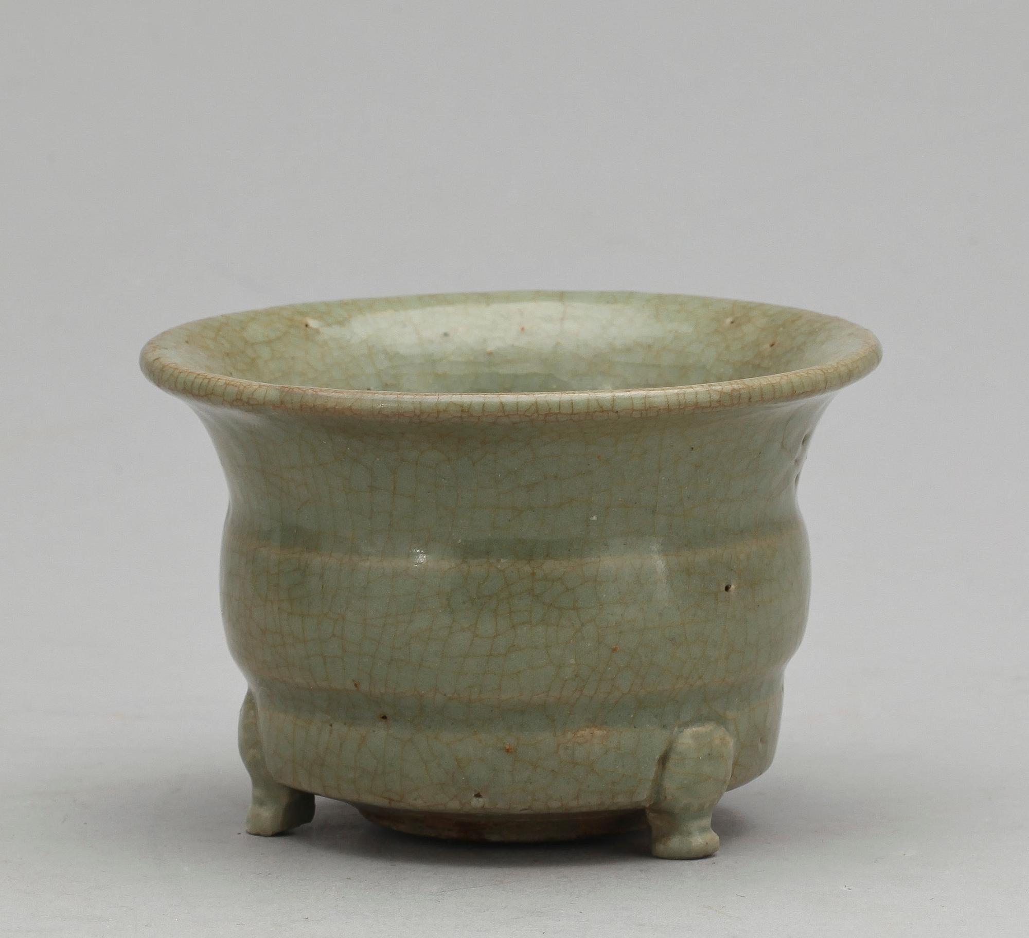 RÖKELSEKAR, lergods, celadon, Ming 1368-1644.