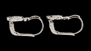 ÖRHÄNGEN, 1 par, 18 k vitguld, briljant- och baguettslipade diamanter tot ca 0.82 ct. Vikt ca 3,5 g.