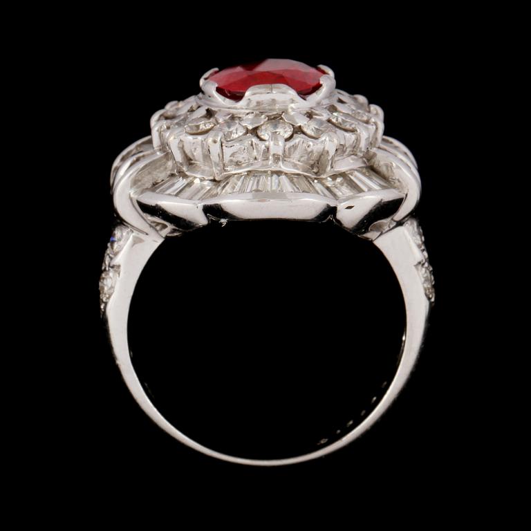 RING, 18k vitguld med ovalslipad safir och briljant och baguetteslipade diamanter ca 2.00 ct. Vikt 10 g.