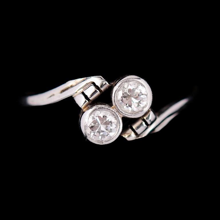 RING, 18 k, med 2 briljanter.