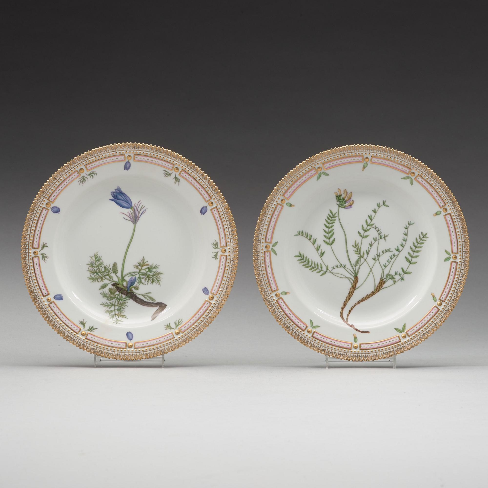A set of seven Royal Copenhagen 'Flora Danica' dinner plates, 20th Century.