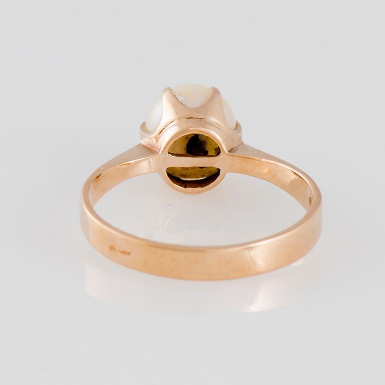 RING, odlad pärla, 14K guld. Henrik Jaakko Lehtovaara, Helsingfors 1970.