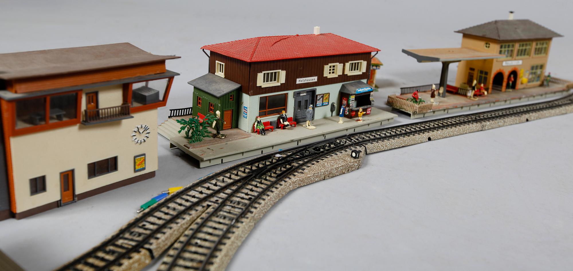 SAMLING TÅGRÄLS SAMT BYGGNADER, bl a Märklin.