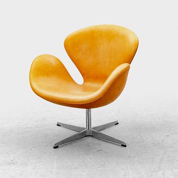 Arne Jacobsen a "Svanen" (Swan) leather swivel chair for Fritz Hansen dated 2002.