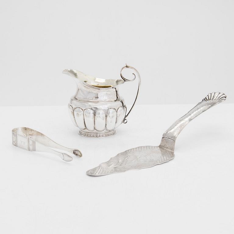 Gräddsnäcka, kakspade och sockertång, silver, Karleby och Brahestad, Finland 1700-talets senare hälft till 1854.