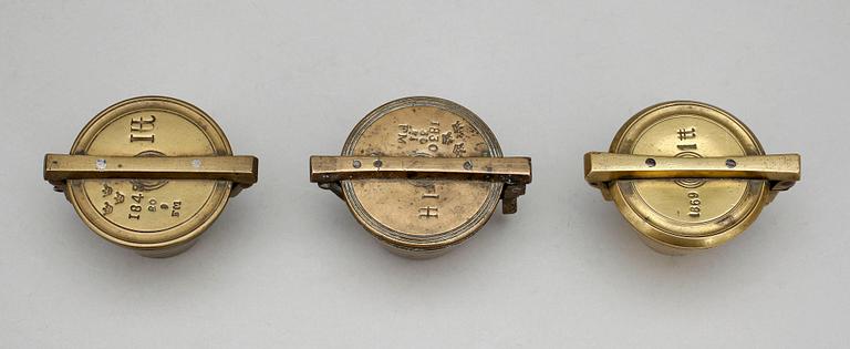 VIKTSATSER, 3 st, mässing, 1800-tal.