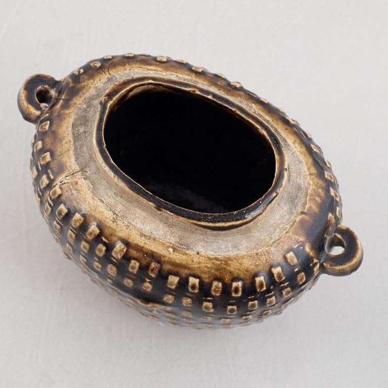 A blue and white bowl and a storage jar, Qing dynasty.