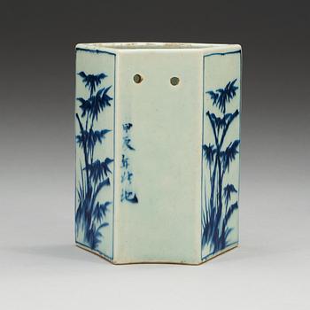 A blue and white Transitional vase/chopstick-holder, 17th Century.