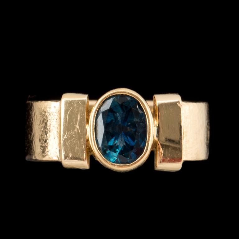 RING, 18k guld med safir. Vikt ca 9g.