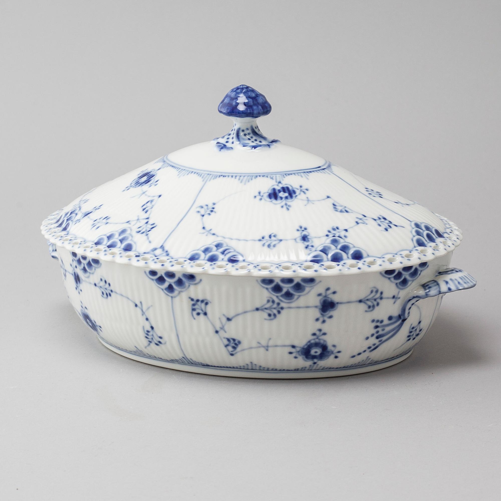 A porcelain "Musselmalet" terrine by Royal Copenhagen from the second half of the 20th century.