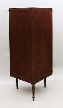 HÖRNVITRINSKÅP, 1900-talets andra hälft.