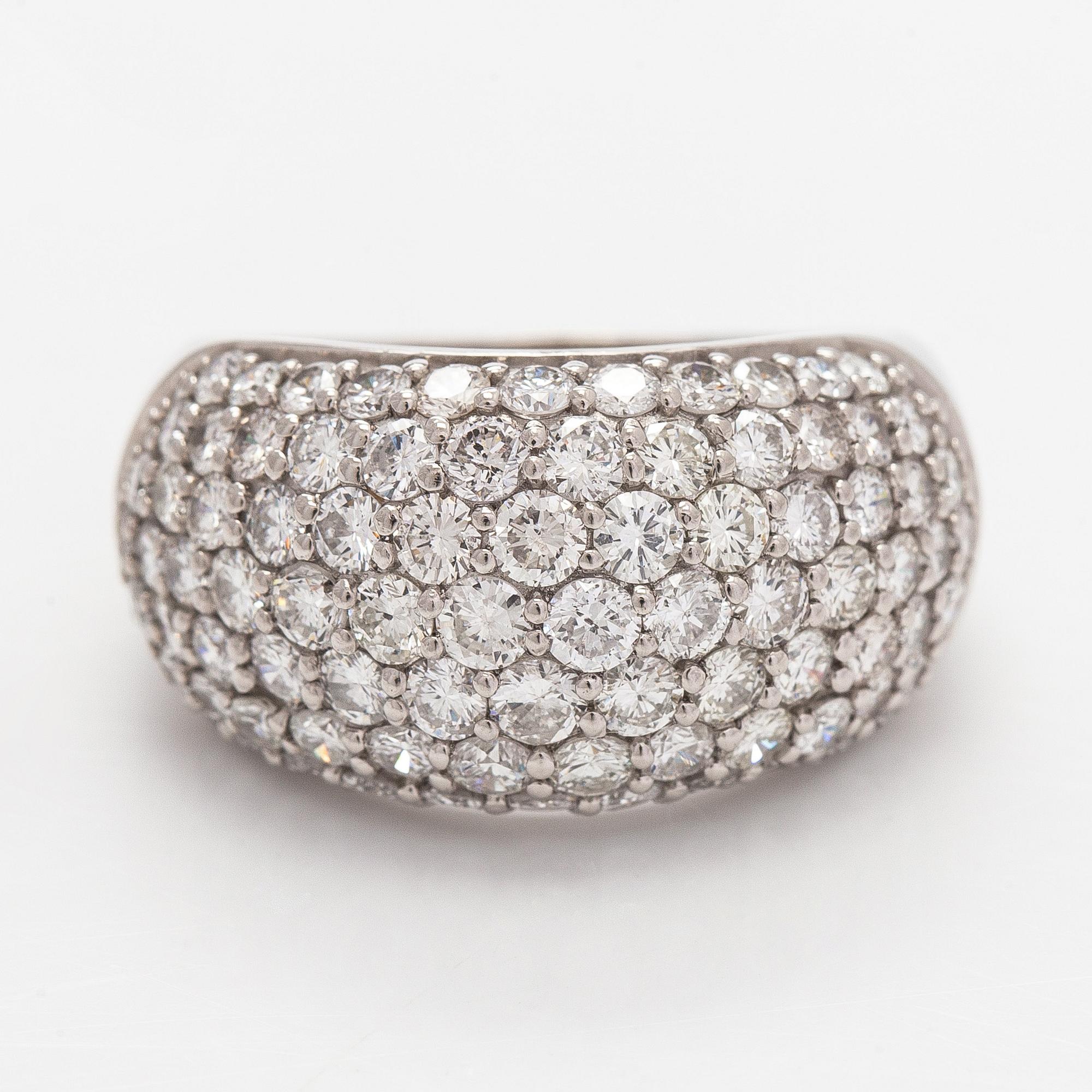 Ring, bombé, platina och briljantslipade diamanter.