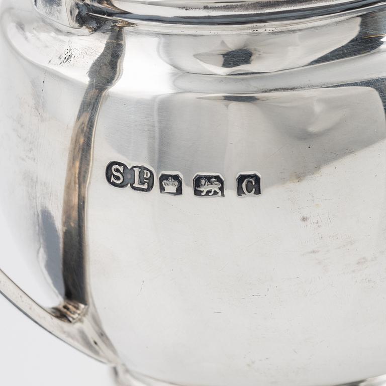 Kaffe- och teservis, 4 delar, samt gräddsnipa, silver, England, 1930-40-tal.