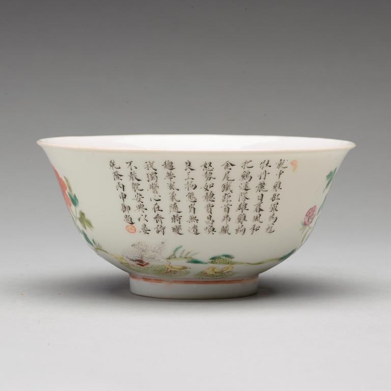 A famille rose bowl with chicken, hens and a poem, Qing dynasty with Guangxu mark (1875-1908).