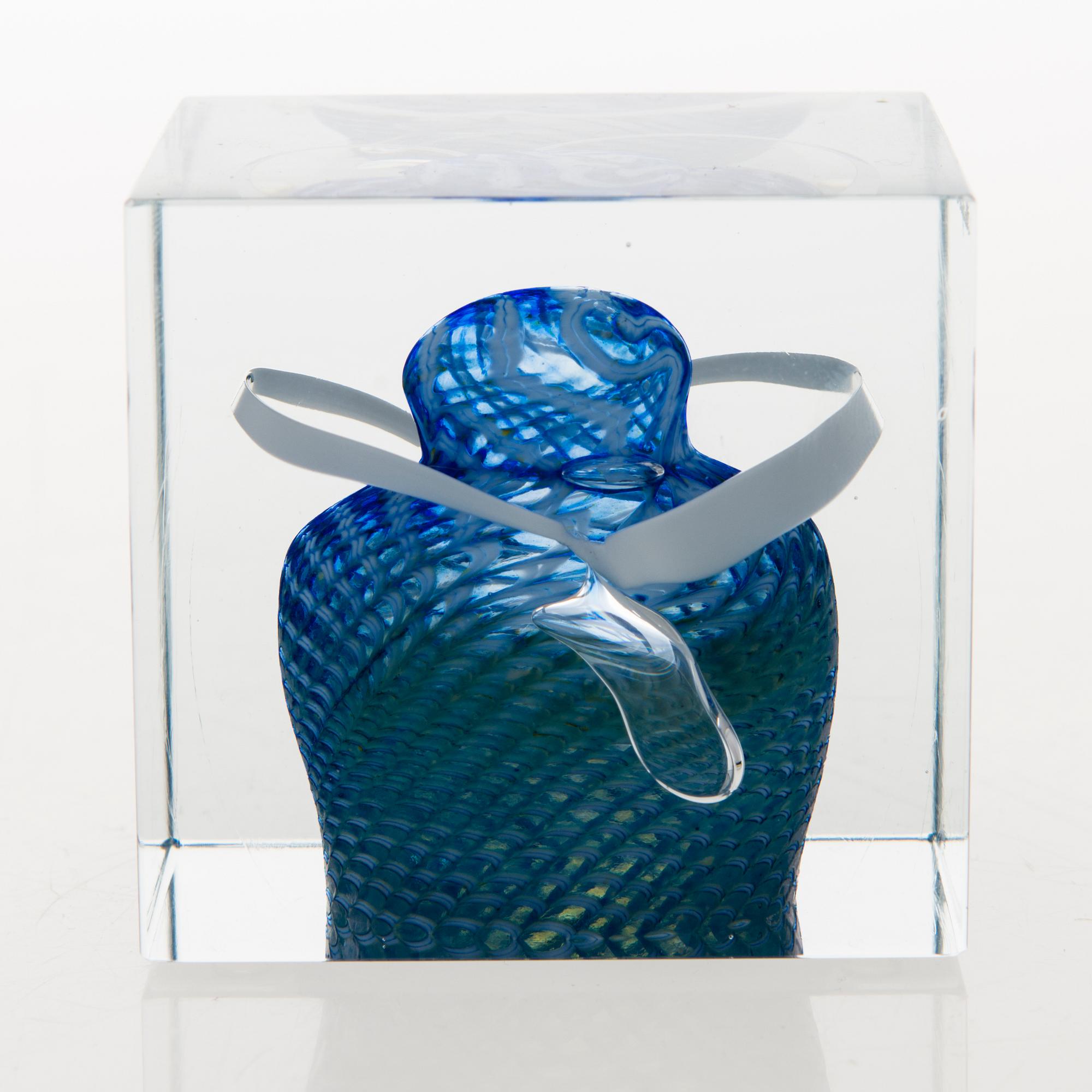 OIVA TOIKKA, an annual glass cube signed Oiva Toikka, Nuutajärvi 1988, numbered 142/2000.