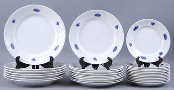 SERVISDELAR, 63 st, porslin, "Blå Blom" Gustavsberg.
