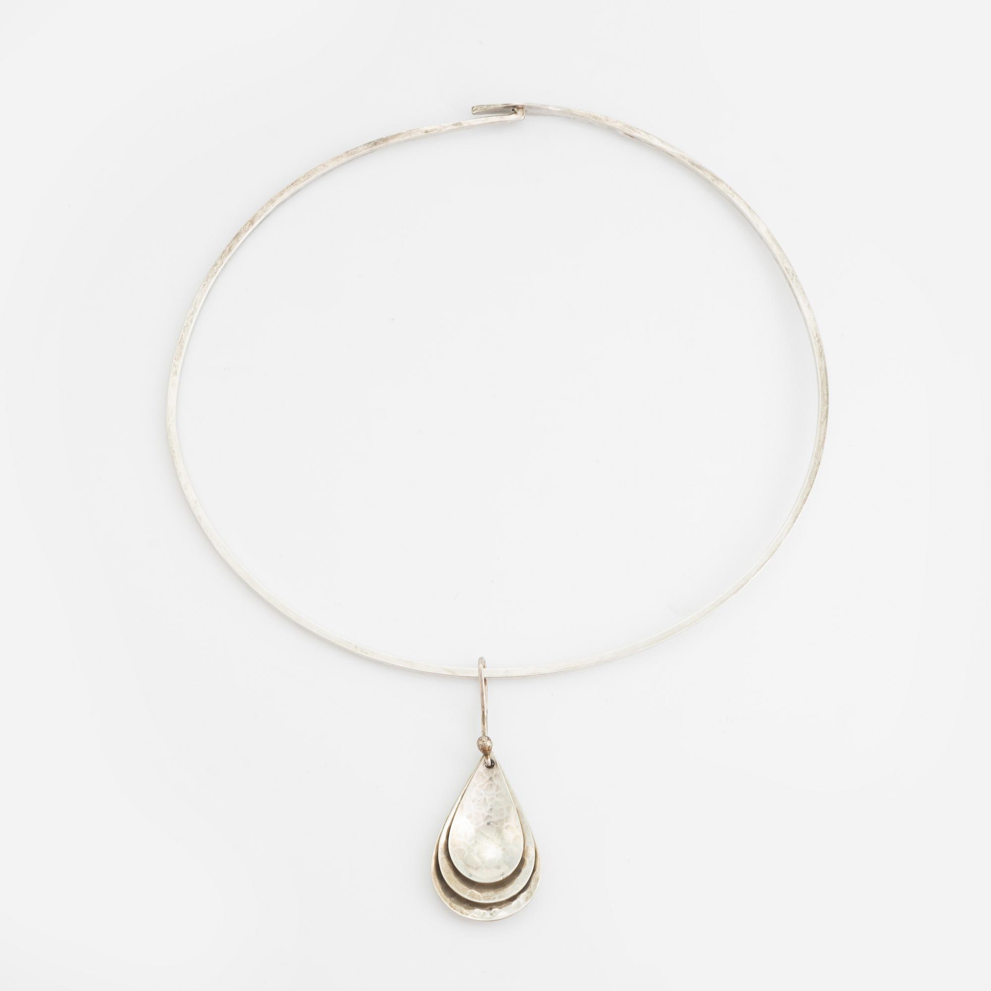 Två silvercollier, ett Rey Urban och ett Birgitta Sanitate, med hänge.