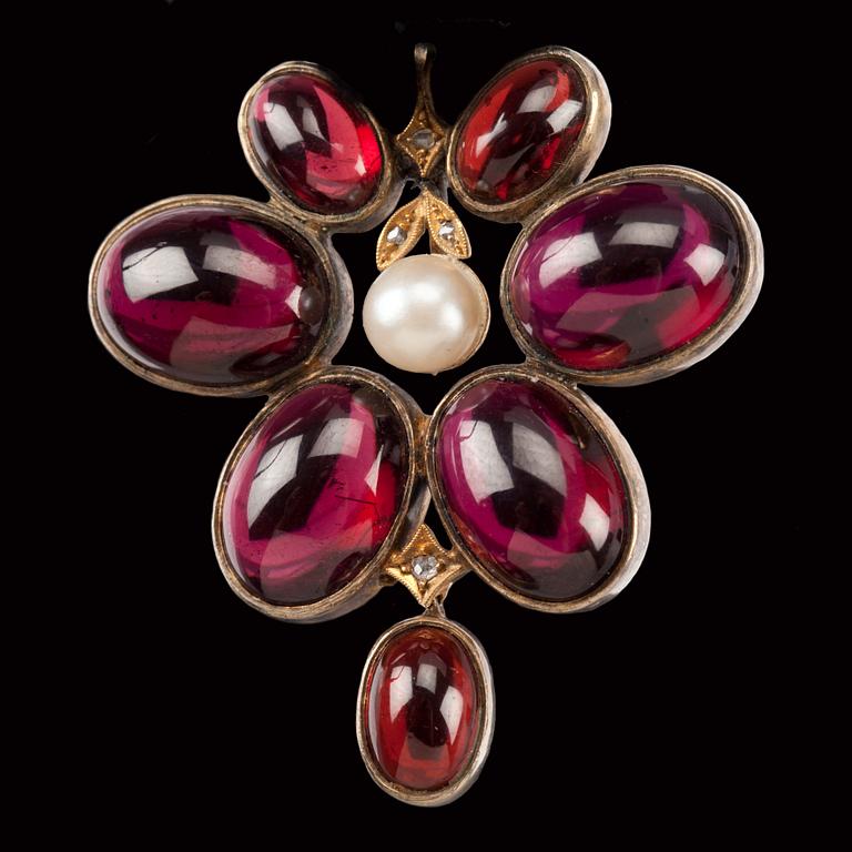 HÄNGE, gulmetall med cabochonslipade granater samt pärla.