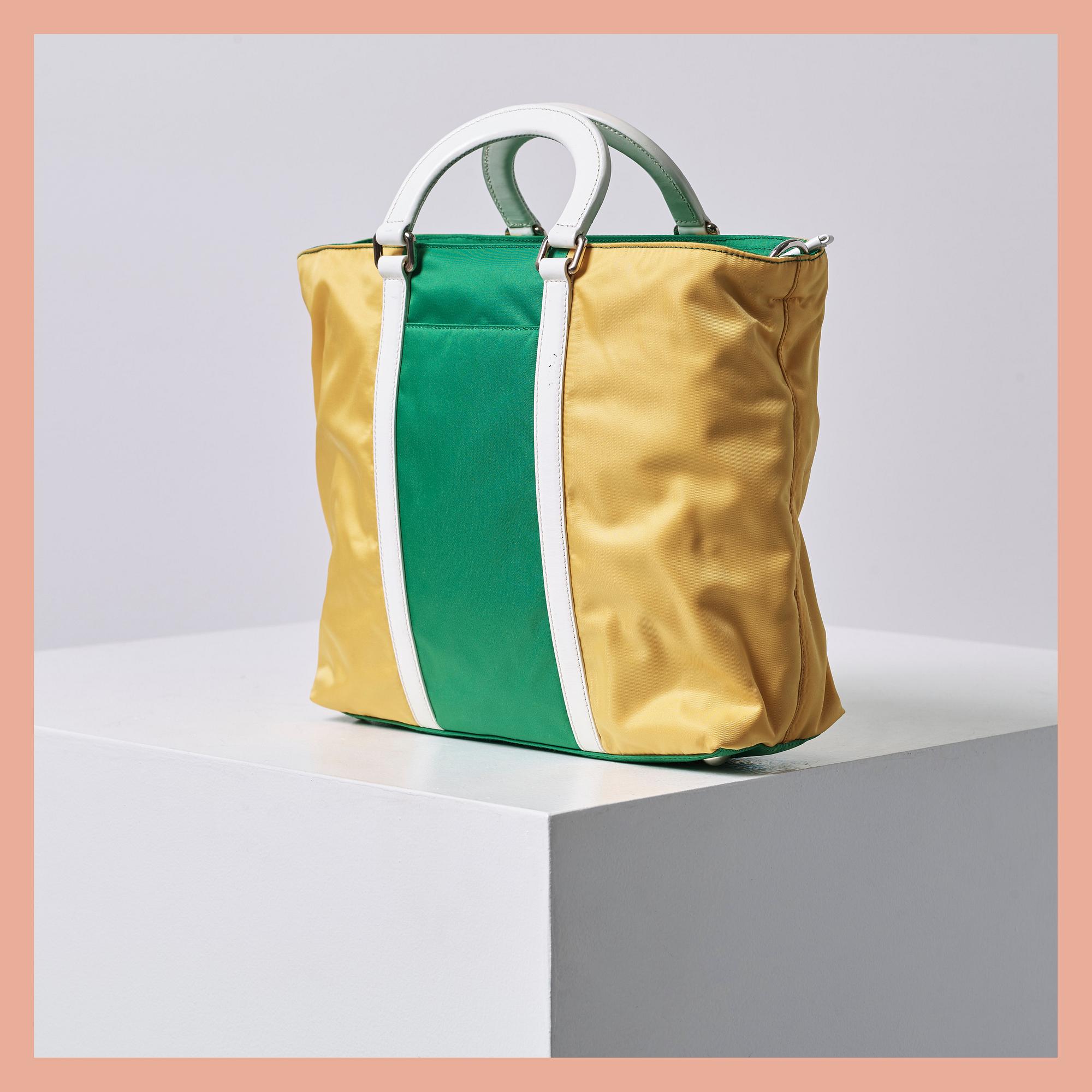 VÄSKA. Prada.