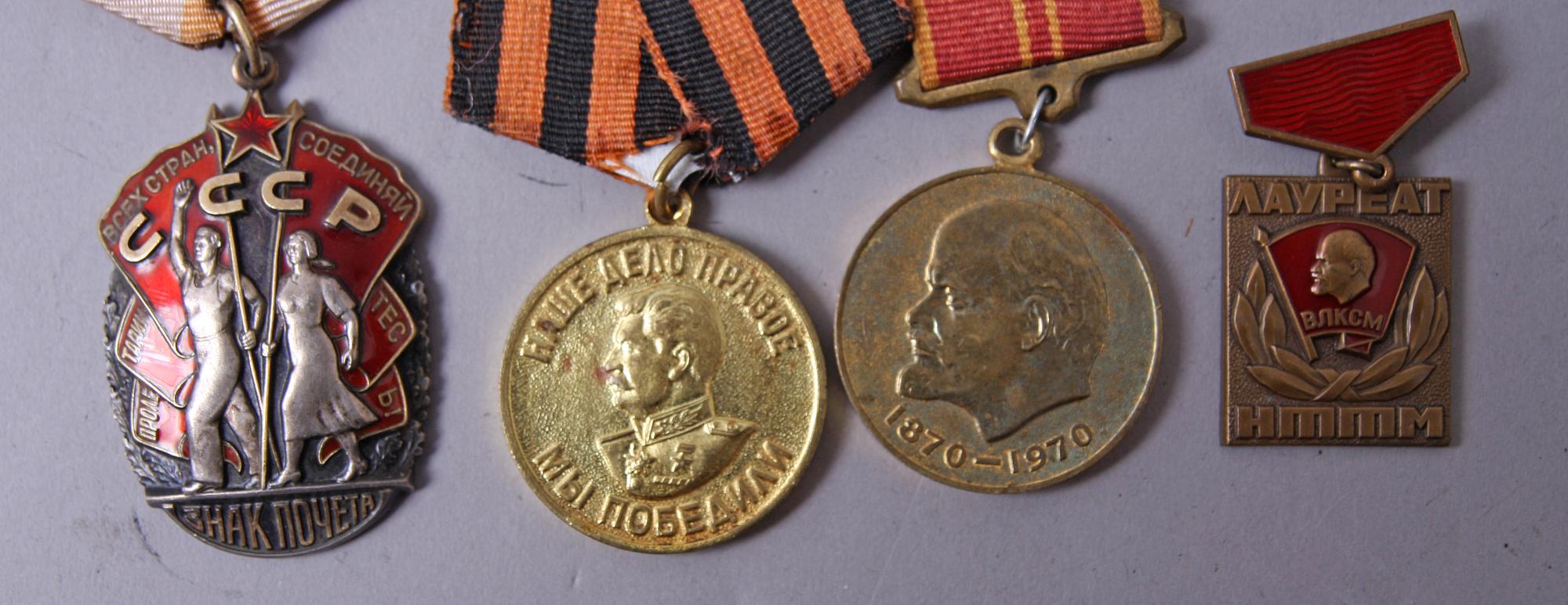 MEDALJER OCH PINS, Ryssland. 9 delar.