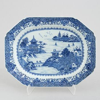 Four blue and white pieces of export porcelain, China, Qianlong (1736-95).