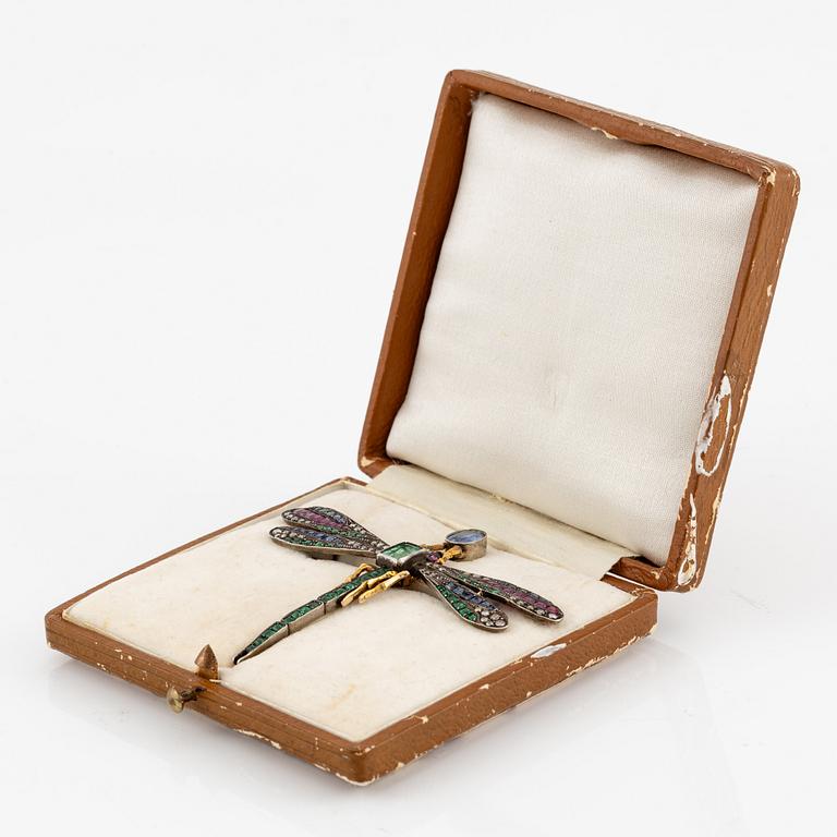 A brooch/pendant  in the form of a dragonfly with emeralds, rubies, sapphires and diamonds, Russia 1899-1908.